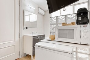 Refrigerador, microondas y cafetera y tetera 