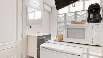 Refrigerador, microondas y cafetera y tetera