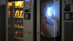 Un distributeur automatique doté d’un écran numérique et proposant un choix de boissons.