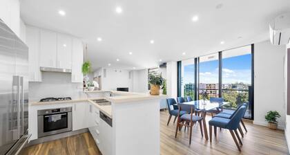 Modern 3BR Apt w Parking near ICC & Darling Harbour