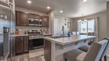 Réfrigérateur, micro-ondes, four, plaque de cuisson