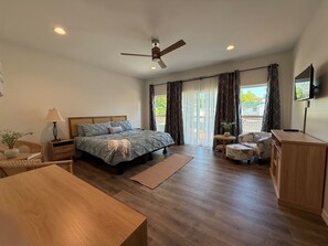 3 habitaciones, escritorio y tabla de planchar con plancha 