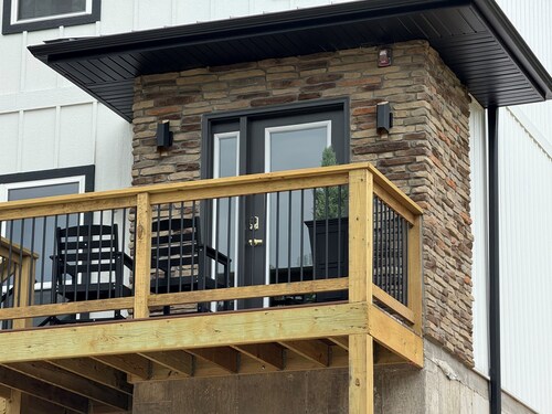 Spacious Home, Hot Tub, Walk to Landing