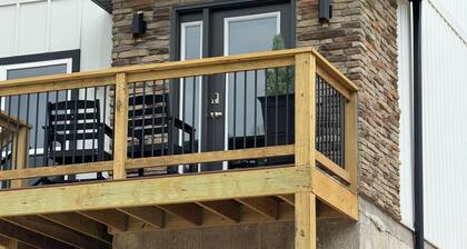 Spacious Home, Hot Tub, Walk to Landing