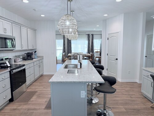 Spacious Home, Hot Tub, Walk to Landing