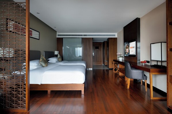Deluxe Triple Room | In-room safe, desk, laptop workspace, blackout drapes