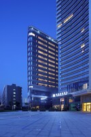 Fachada de la propiedad por la tarde o noche