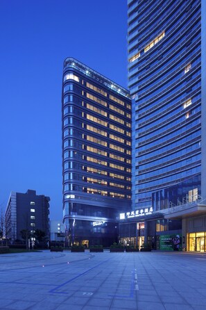 Mặt tiền nơi lưu trú - ban đêm