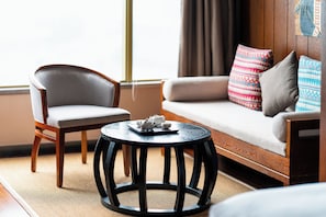 Deluxe Triple Room | In-room safe, desk, laptop workspace, blackout drapes