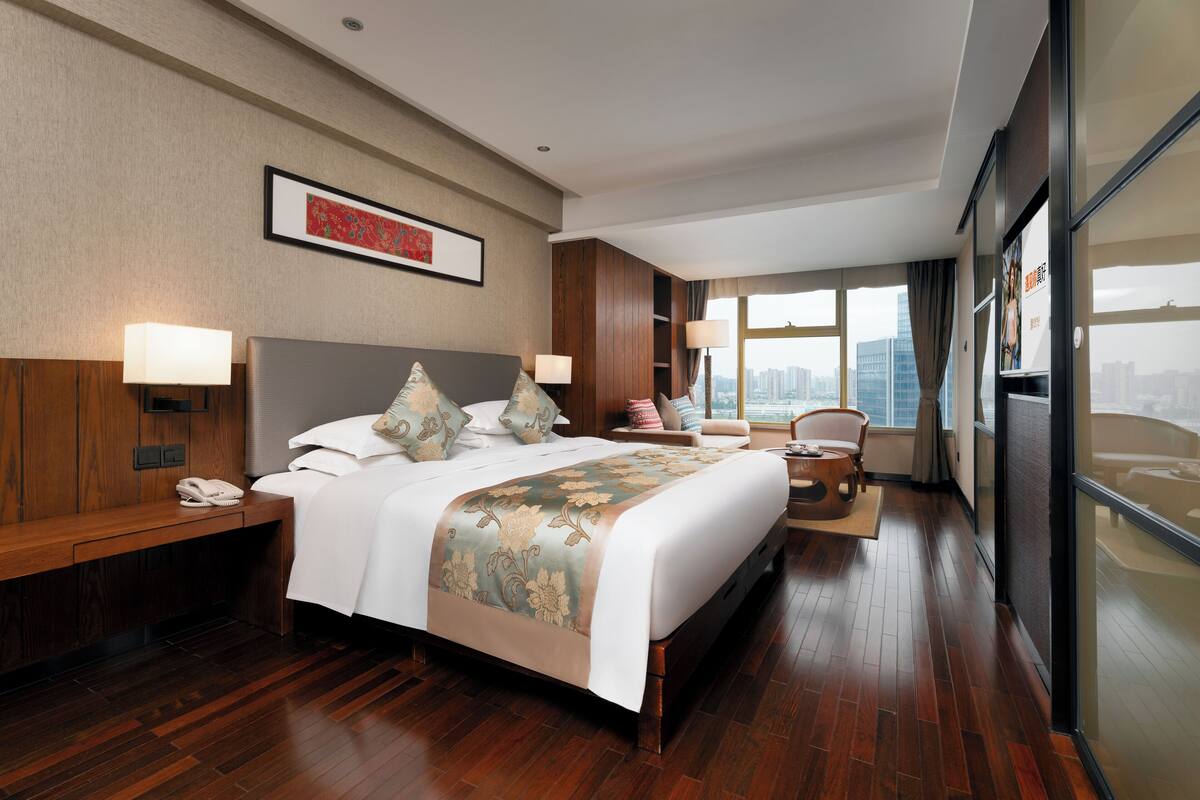 Deluxe Single Room | In-room safe, desk, laptop workspace, blackout drapes