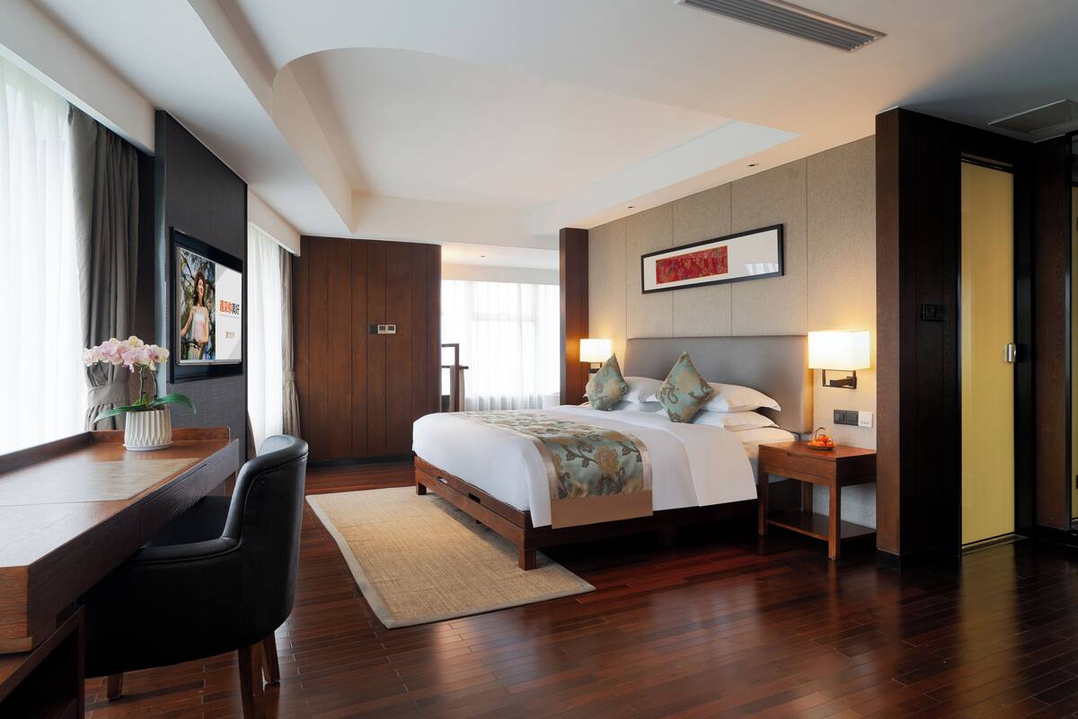 Superior Suite | In-room safe, desk, laptop workspace, blackout drapes