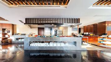 Daily buffet breakfast (CNY 68 per person)