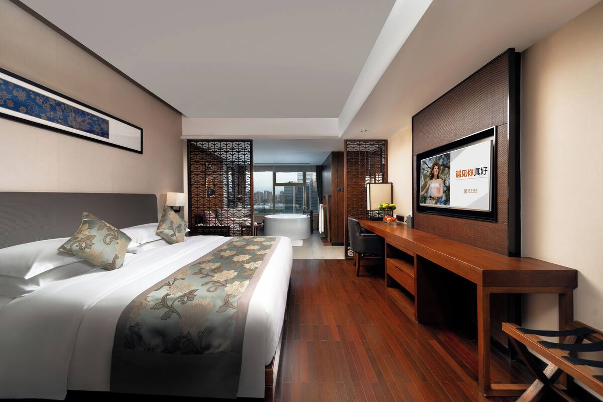 ห้องเบสิกซิงเกิล, วิวเมือง | ตู้นิรภัยในห้องพัก, โต๊ะทำงาน, พื้นที่ทำงานแบบใช้แล็ปท็อป, ผ้าม่านกันแสง