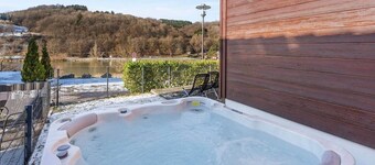 Luxury wellness house directly on the lake
