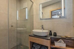 Shower, eco-friendly toiletries, hair dryer, towels - Newly built chalet in the middle of the Ötztal (Umhausen)