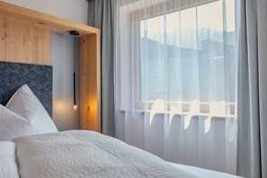 4 slaapkamers, een strijkplank/strijkijzer, reisbedje, gratis wifi