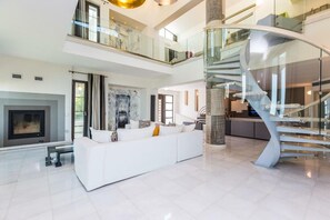 Lejlighed - 6 soveværelser - privat pool - byudsigt | Stue