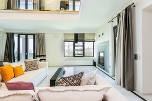 Apartment, 6 Bedrooms, Private Pool, City View | Living room