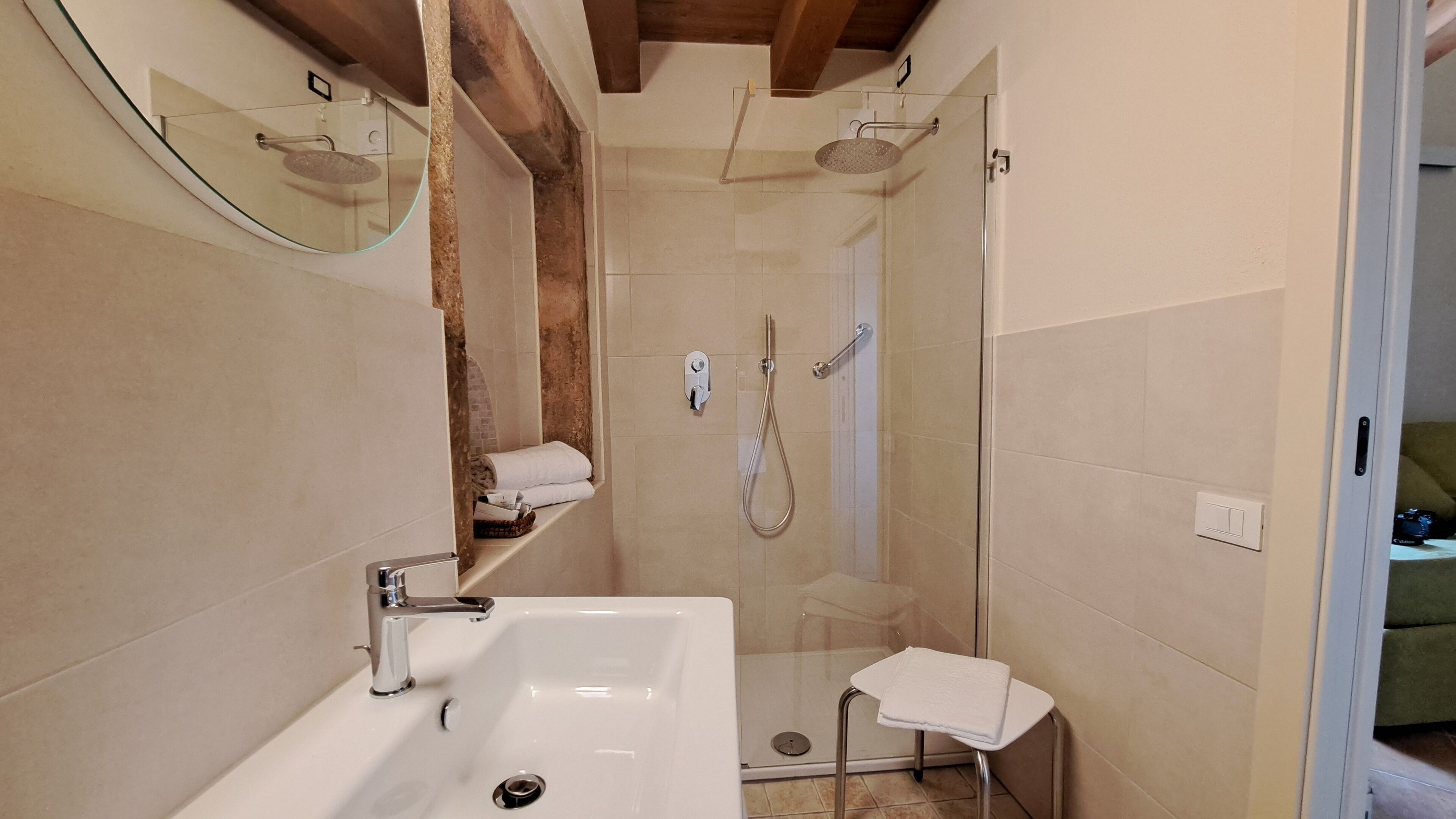 Habitación triple Deluxe | Baño | Zapatillas
