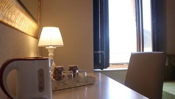 Une table avec une tasse blanche, une lampe et un plateau contenant de petits récipients.