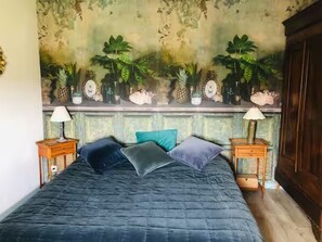2 bedrooms, iron/ironing board, bed sheets