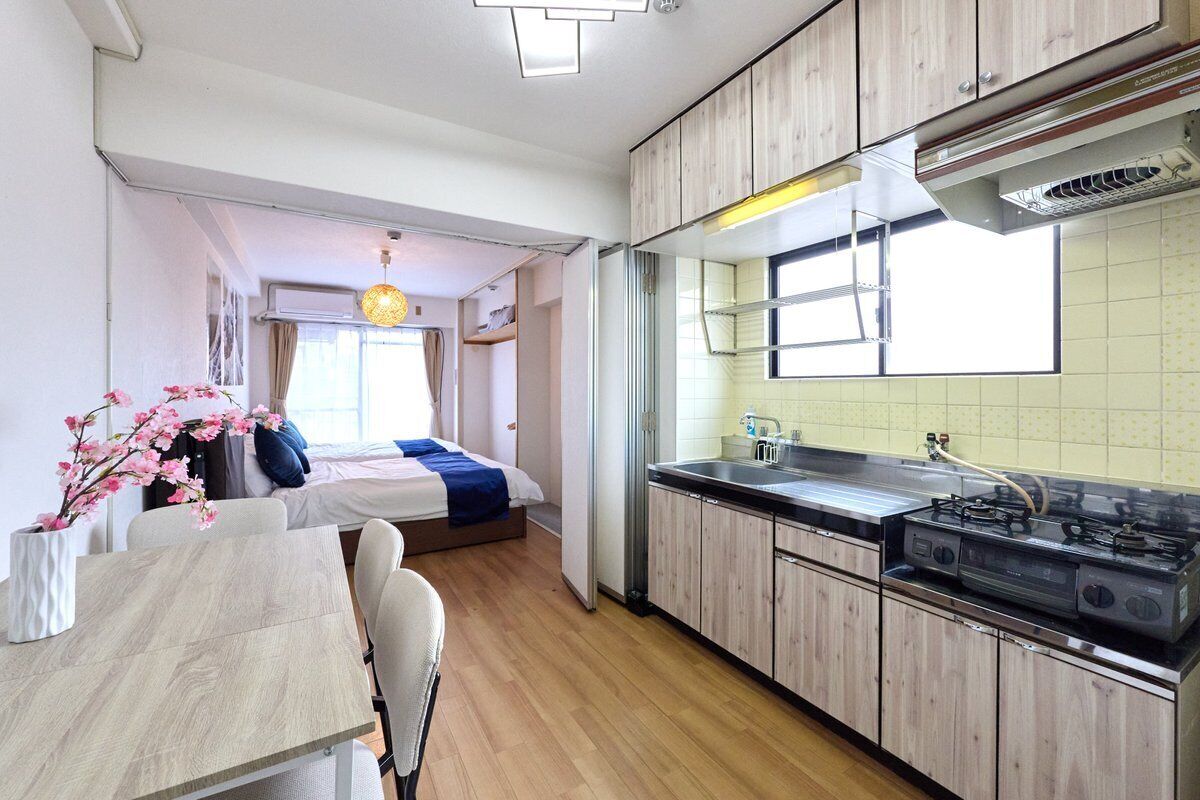 冷蔵庫、電子レンジ、調理器具と食器