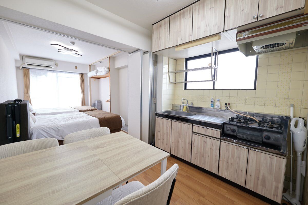 冷蔵庫、電子レンジ、調理器具と食器