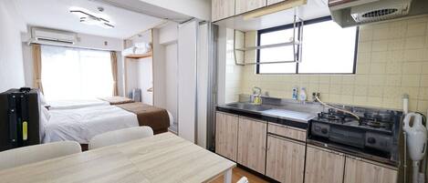 Frigorífic, microones i utensilis de cuina, vaixella i coberteria