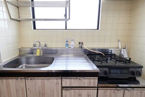 ثلاجة، ميكروويف، مستلزمات طهي/أطباق/أوعية