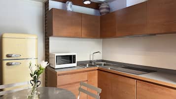Departamento, vista al jardín | Cocina privada | Tetera eléctrica