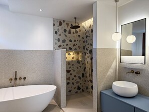 Suite supérieure | Salle de bain | Séchoir à cheveux, serviettes fournies, savon, shampooing