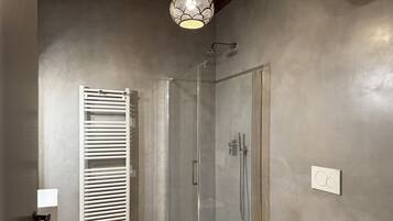 Pengering rambut, handuk, sabun, dan sampo