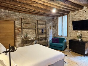 Standard Apartment | Blackout curtains, soundproofing, iron/ironing board, free WiFi