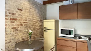 Apartment, Garden View | Private kitchen | Electric kettle