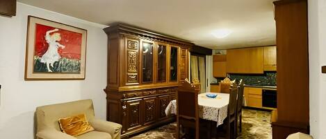 Televisie en een open haard