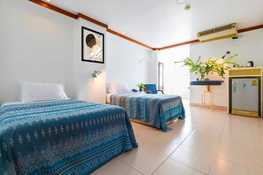 1 habitación, escritorio y ropa de cama