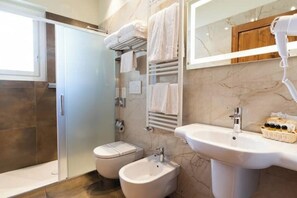 Dusch, hårtork, handdukar och tvål