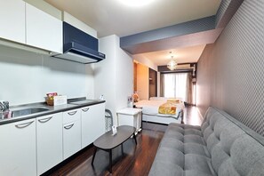 1 habitación, tabla de planchar con plancha y internet