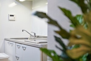 Refrigerador, microondas y utensilios de cocina 