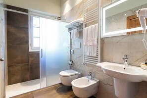 Douche, sĂšche-cheveux, serviettes fournies, savon