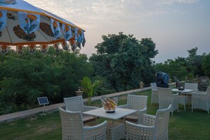 Sun deck - ELIVAAS 5-BHK with Luxe Mudhouses, Tents, Pond & Pvt Pool | Kaimalgarh Farmstay (Sohna)
