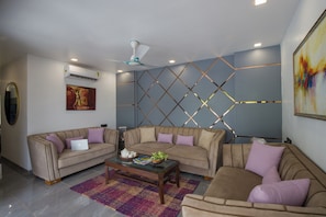 Villa, 5 Bedrooms, Garden View | Living area