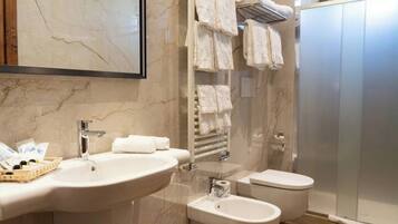 Regadera, secadora de cabello, toallas, jabón