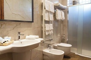 Een douche, een haardroger, handdoeken, zeep