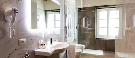 Dusche, Haartrockner, Handtücher, Seife