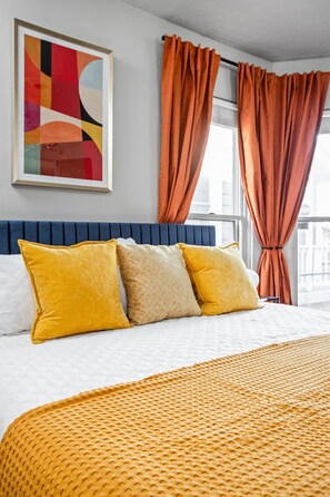 3 chambres, bureau, fer et planche à repasser, lit de bébé portatif