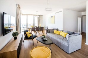 Fernseher, Bücher, Arbeitsbereiche