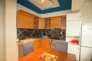 Fridge, oven, stovetop, cookware/dishes/utensils