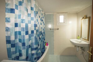 Haartrockner, Handtücher, Seife, Toilettenpapier