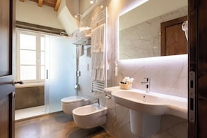Dusche, Haartrockner, Handtücher, Seife